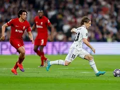 开云- TheShy在利物浦比赛中出色防守，比赛规则变更引发热议！全场沸腾不已